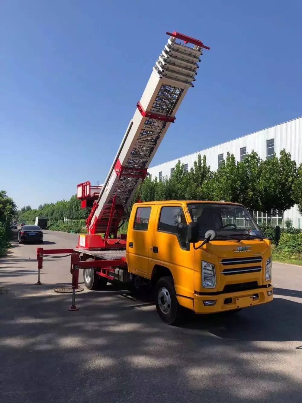 老河口附近的云梯车出租服务：轻松解决高空作业需求