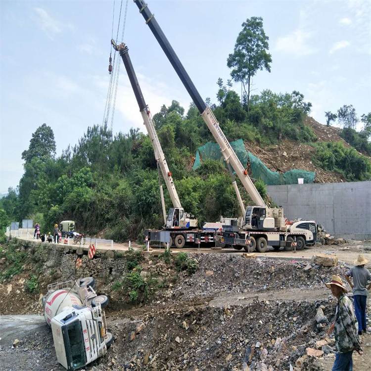 老河口汽车掉沟里叫吊车救援要多少钱